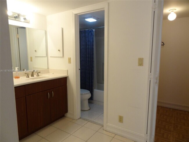 Building Photo - 3401 N Country Club Dr