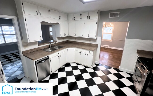 Building Photo - 252 E Edwin Cir