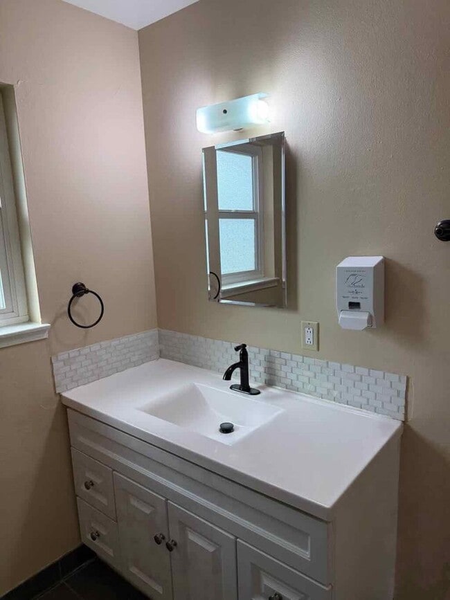 Building Photo - Updated 2 Bed/1 Bath 900 Sq.ft Duplex with...