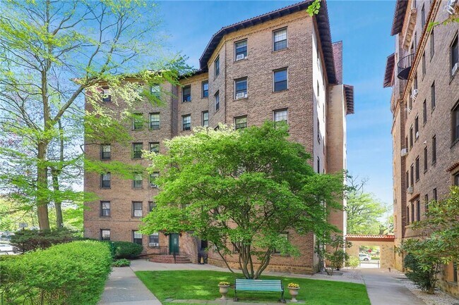 Building Photo - 14 N Chatsworth Ave