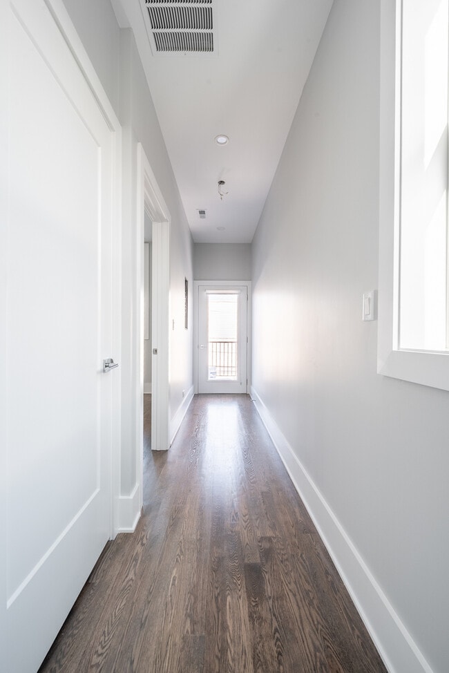 Building Photo - 556 W 18th St