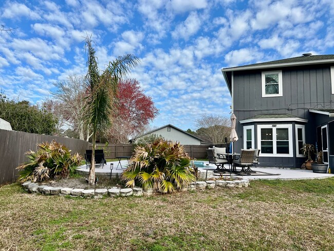 Building Photo - Charming 3-Bedroom Home with Modern Upgrad...