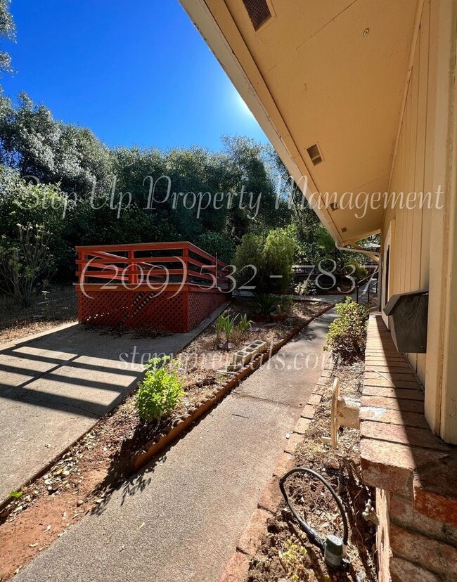 Building Photo - 2 Bedroom 2 Bath Home With Bonus Room off Racetrack!!!!