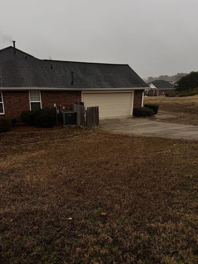 Building Photo - HOME FOR LEASE 4 BR 2 BATH RANCHSTYLE  SPLIT FLOOR PLAN AND OPEN  LARGE  FENCED BACKYARD  CONVENI...