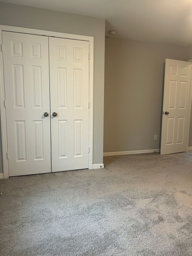 Building Photo - 4 Bedrooms 2 Baths Single-Family Fenced Ho...