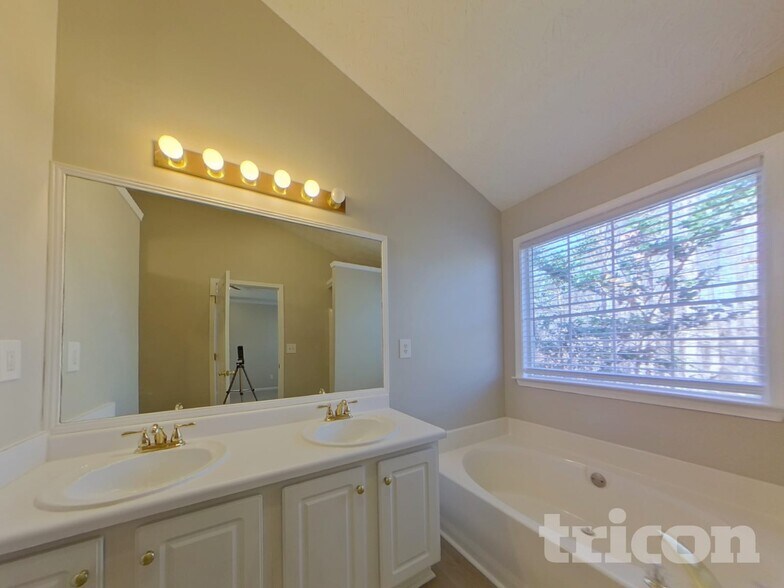 Building Photo - 3575 Wake Robin Way