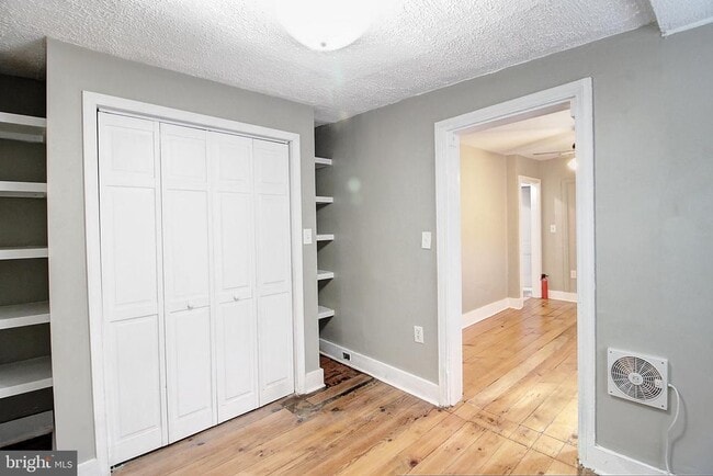 Building Photo - 213 E 6th St