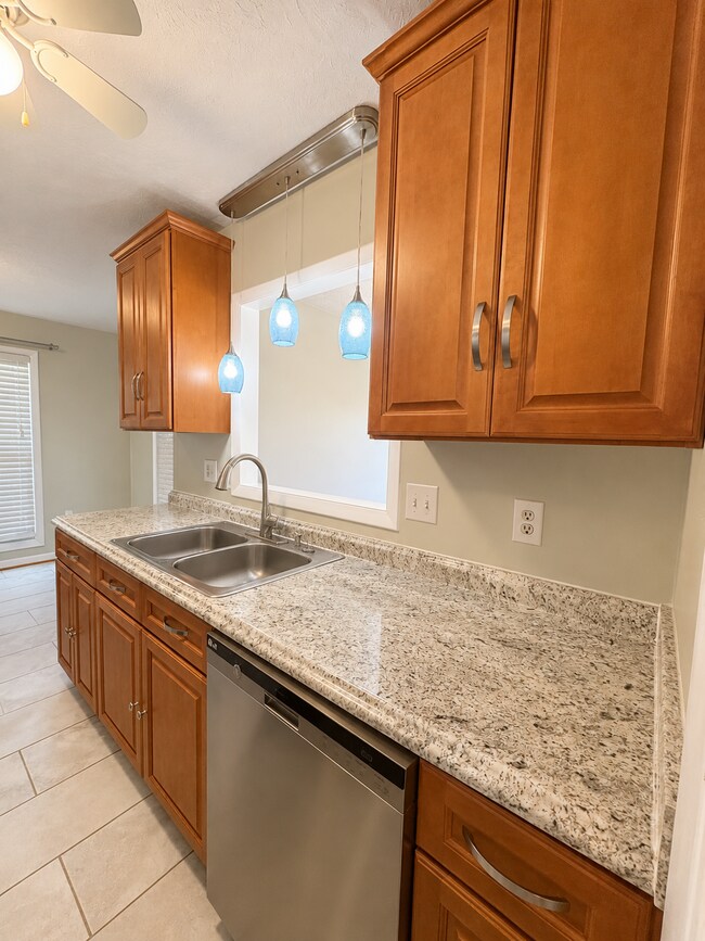 Building Photo - 1228 Bromley Dr