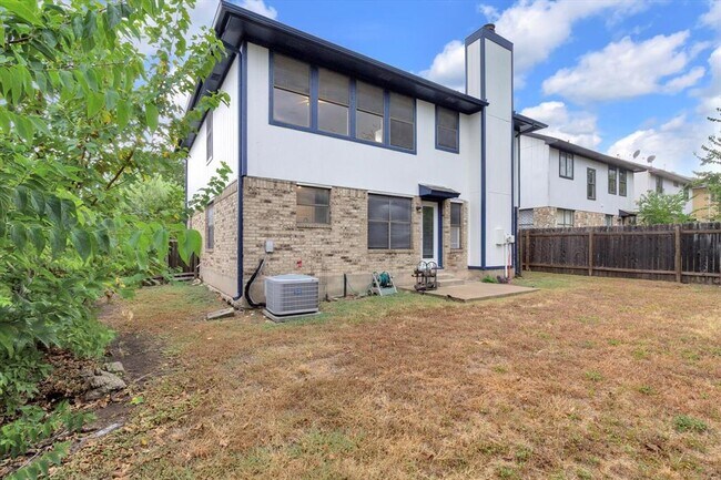 Building Photo - 910 Crieff Cross Dr