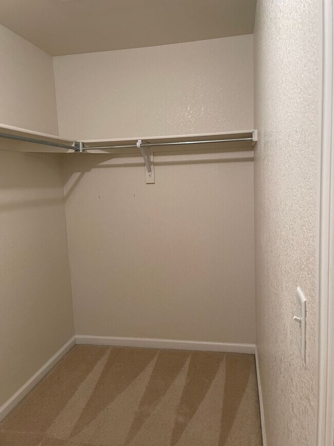 Building Photo - 2 bed/2 bath 2nd-floor condo in Lakeshores at Centerra.