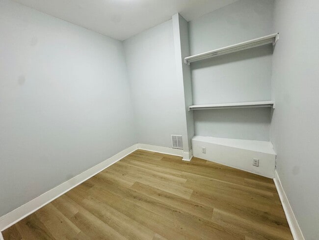 Building Photo - Remodeled 4bd/1.5 bath House with Rear yar...