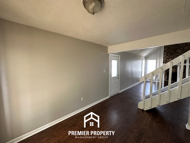 Building Photo - Beautiful 3BR/2BA Near Southwind | Soaring Vaulted Ceilings, Fireplace & Fenced Yard