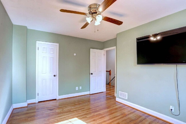 Building Photo - (3BD/2BA) Fabulous Rodgers Forge Townhome