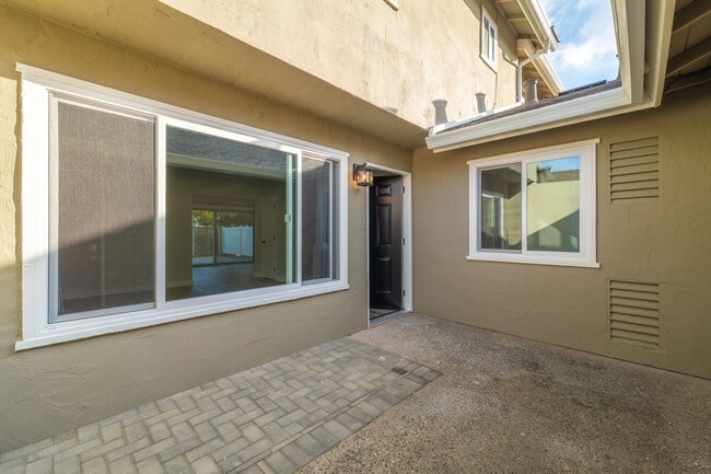 Building Photo - Charming 3-Bedroom Condo in Creekside Village – Prime Location!