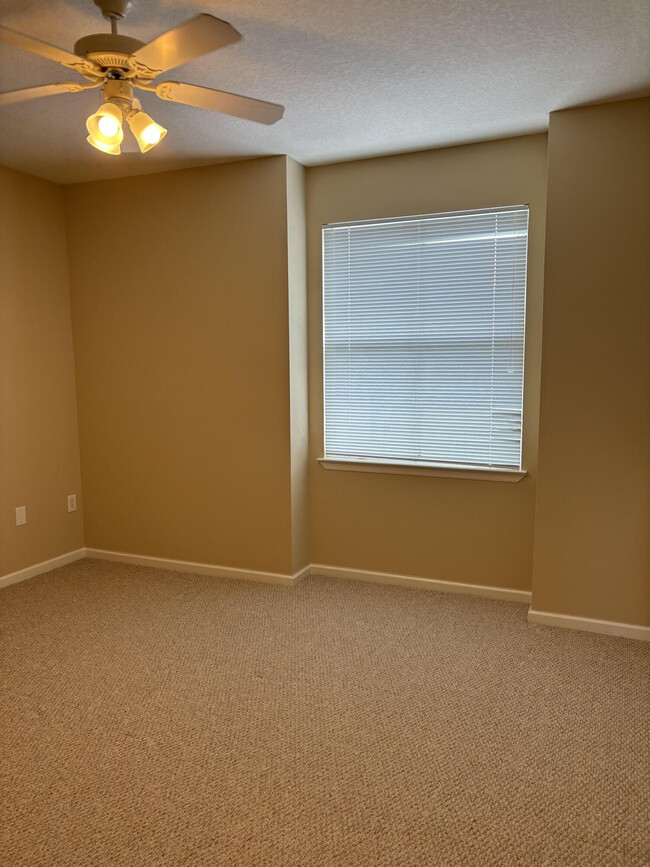 Building Photo - 2048 Alta Meadows Ln