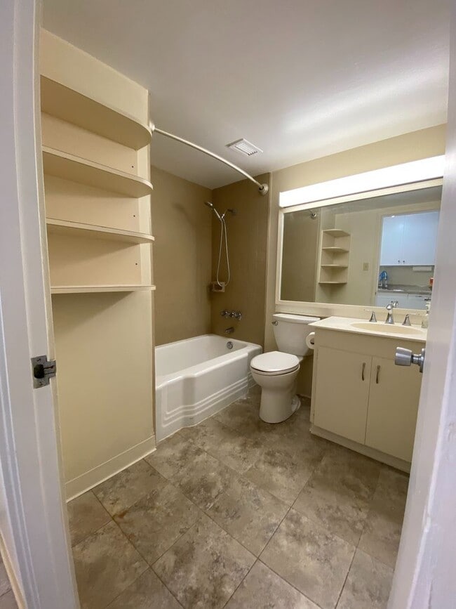 Building Photo - RYCROFT TERRACE- 1 Bed, 1 Bath, 1 Parking ...