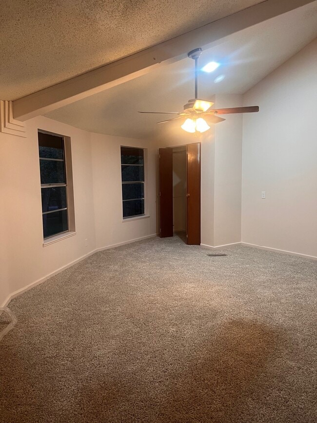 Building Photo - 302 Dallas St