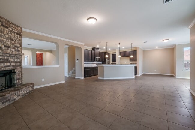 Building Photo - 4 Bedroom 2.5 Bath Ready for Move-in