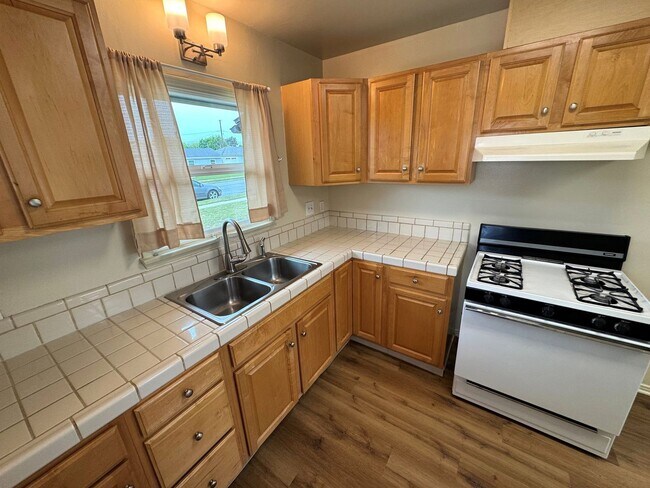 Building Photo - Quaint Midtown Home with New Wood Flooring & Large Yard!!