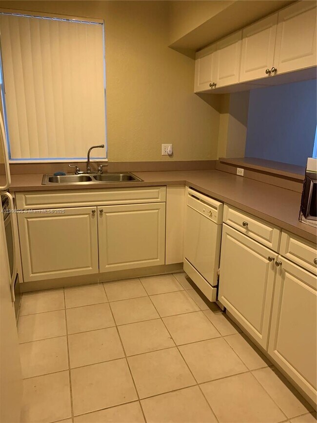 Building Photo - 6572 W Sample Rd