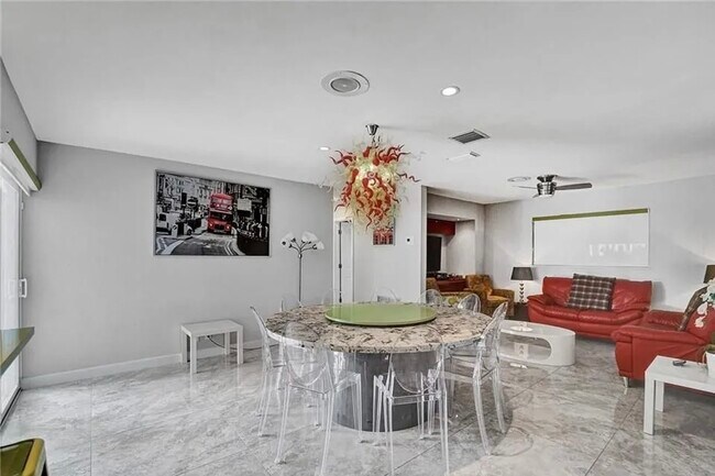 Building Photo - 2830 NE 55th St