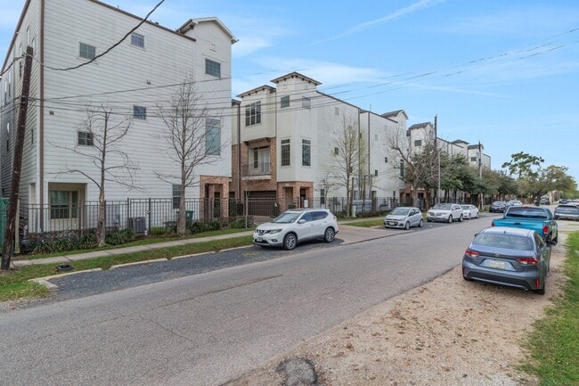 Building Photo - 1030 W 26th St