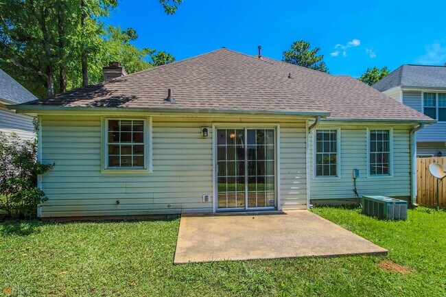 Building Photo - 619 W Manor