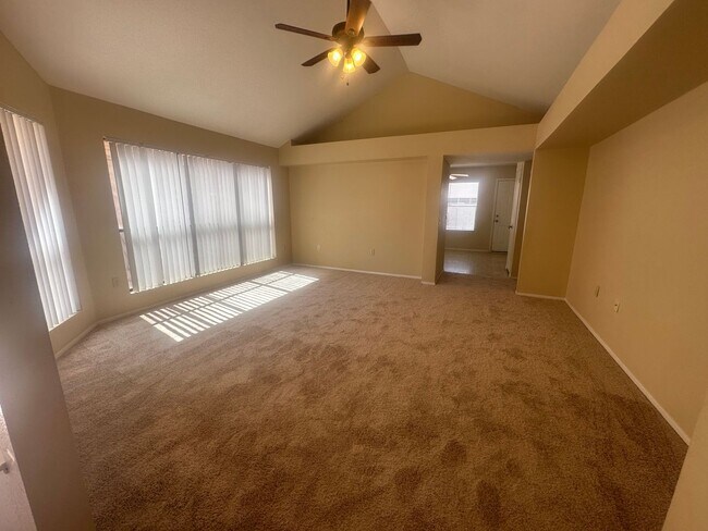 Building Photo - Gilbert home with community pool.