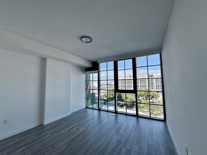 Building Photo - 558 NW 30th St