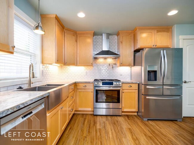 Building Photo - 5371 NE Wave Ln