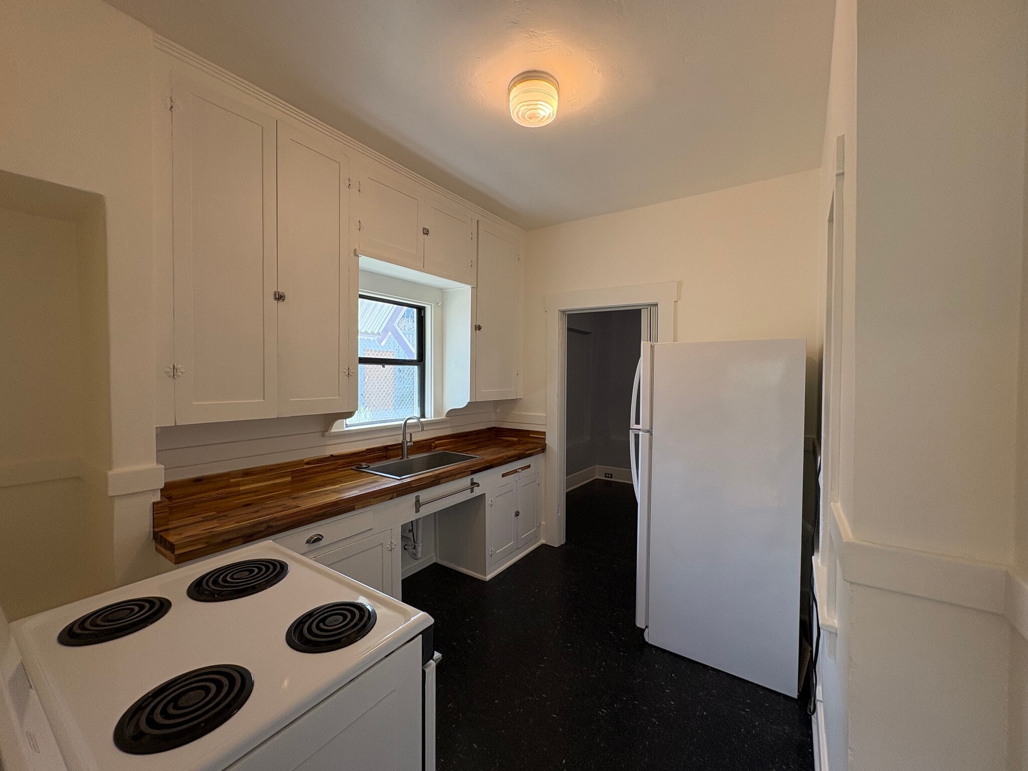 Building Photo - 15 W 5th St