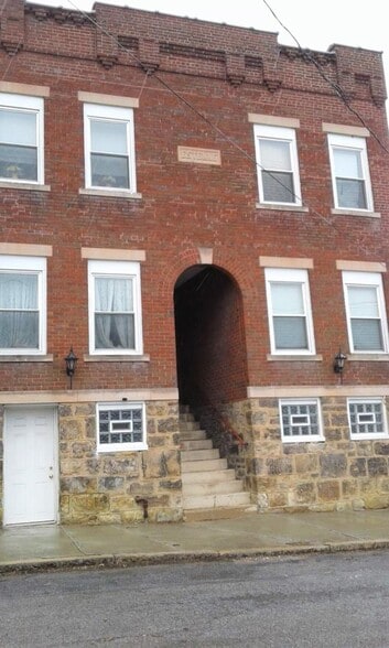 Vintage building, great location. - 106 17th Street