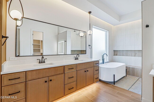 Building Photo - 832 Eltham Dr