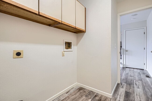 Building Photo - 5 bed 3.5 bath Plum Creek home