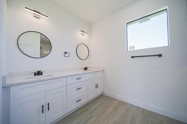 Building Photo - 422 Kismet Pkwy E