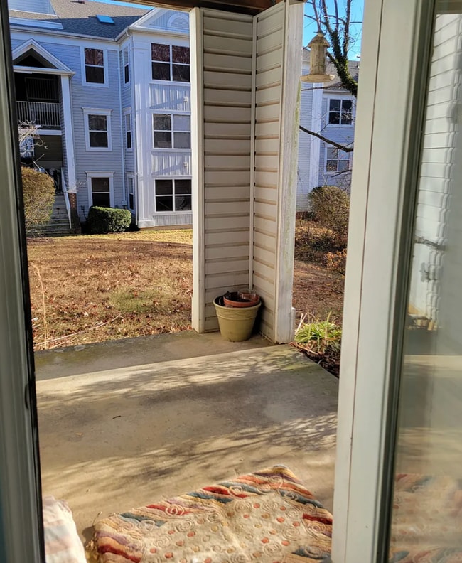 Building Photo - Ground Level 3 + 2 Spacious Updated condo