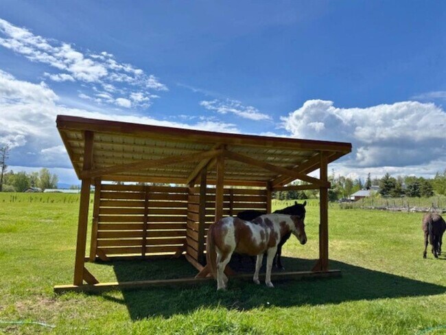 Building Photo - Stunning Columbia Falls Home w/horse pasture