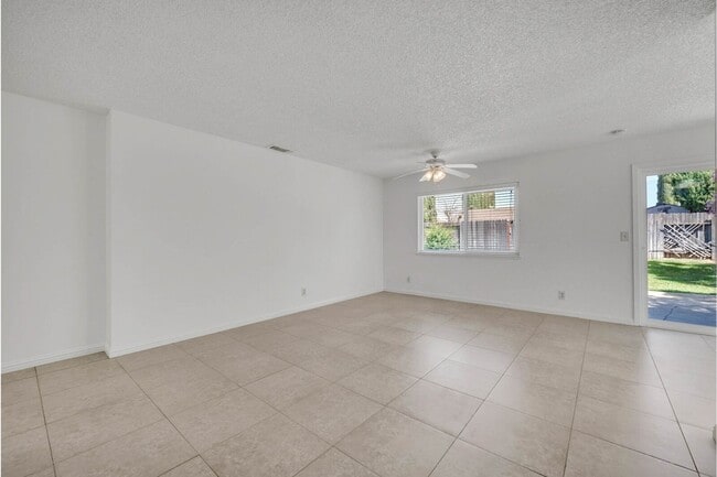 Building Photo - 15 Sunborg Ct
