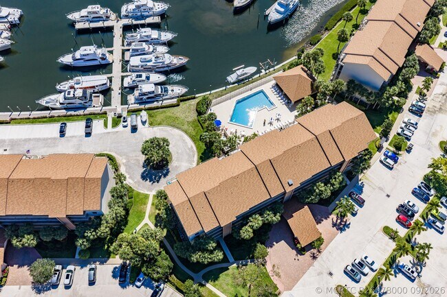 Building Photo - 2601 Marina Isle Way