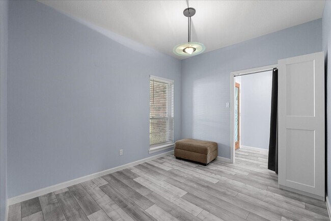 Building Photo - 1016 Glenshannon Ave