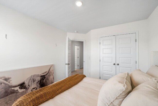 Building Photo - FOR LEASE- TOWNHOME IN THE PRESERVE AT BELLE POINTE!