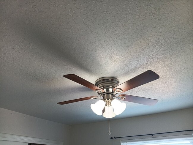 Building Photo - 3 Bedroom, 2.5 Bathroom Home! Schedule a S...