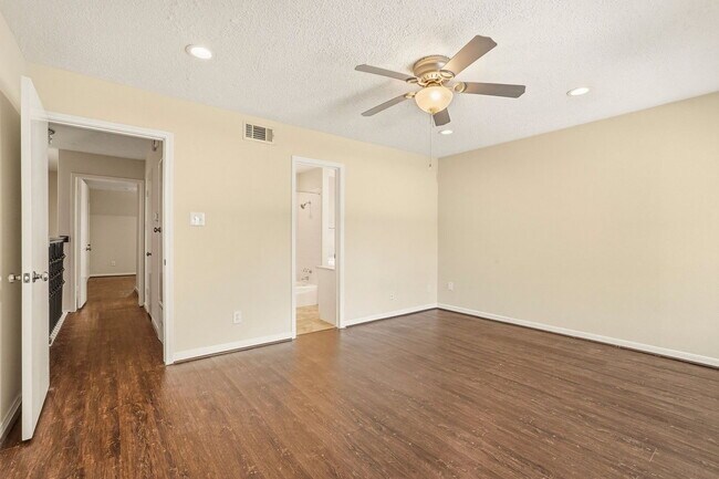 Building Photo - 496 N Post Oak Ln