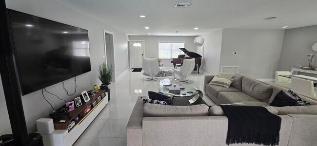 Building Photo - 288 NW 89th Ave