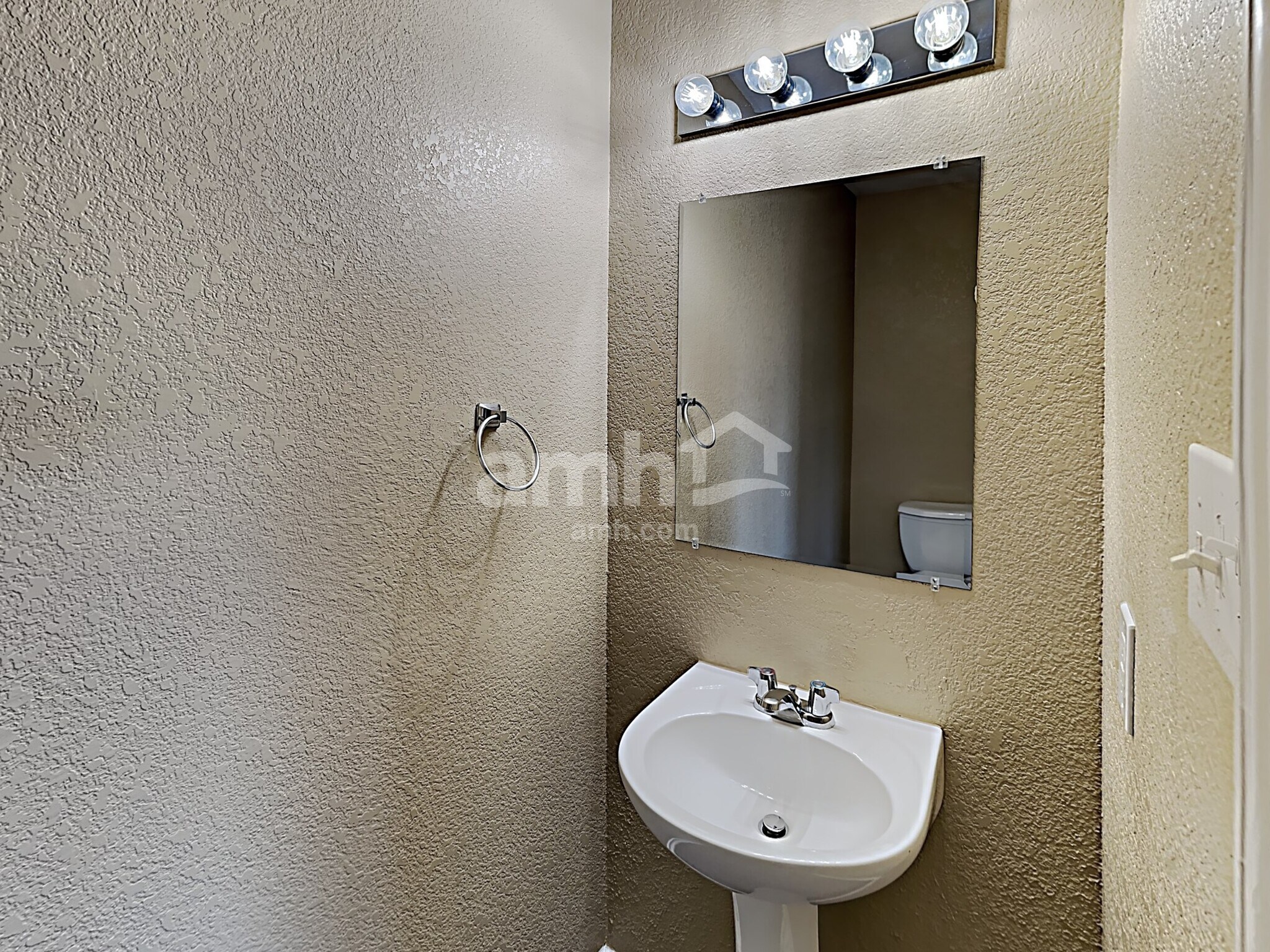 Building Photo - 8505 Hawkview Dr