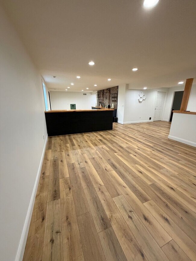 Building Photo - 4 BED 3 1/2 BATH HOUSE