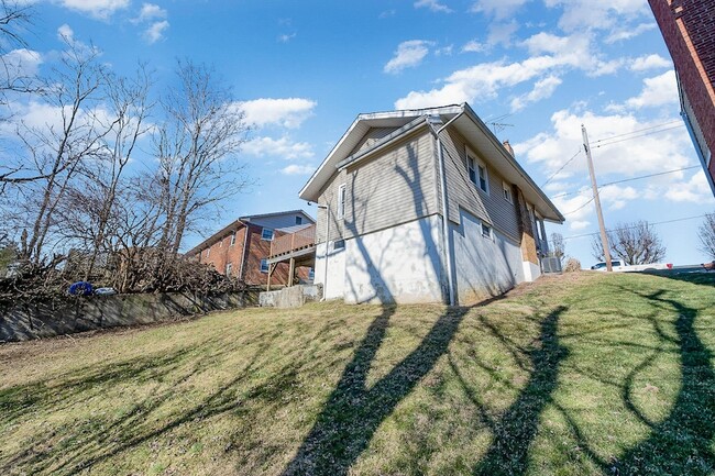 Building Photo - 1127 Cecelia Ave