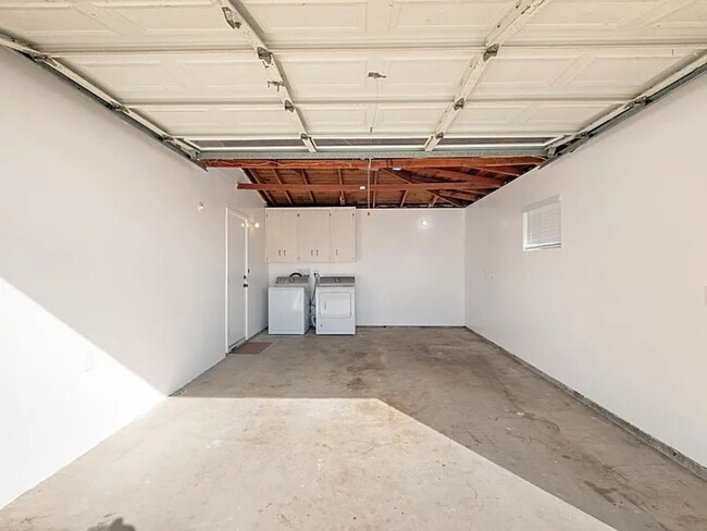 Building Photo - Eastside Costa Mesa Upgraded 2 bed, 1 bath