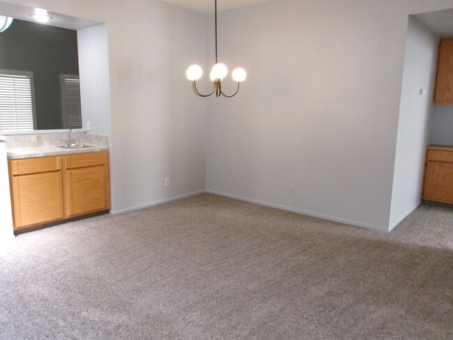 Building Photo - 3 bedroom, 2 bath, 2-car garage in Lakeridge Springs Community