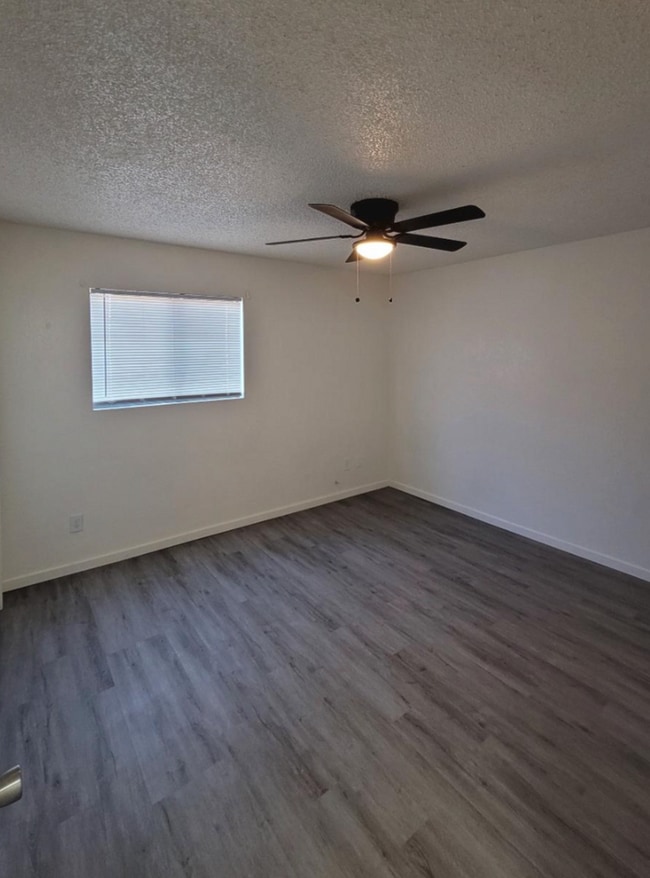 Building Photo - SPACIOUS and awesome home! Excellent floorplan!